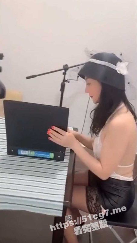 风韵犹存的唯美人妻上司  穿着黑丝的样子太性感 惨遭两名下属强奸内射-51吃瓜网