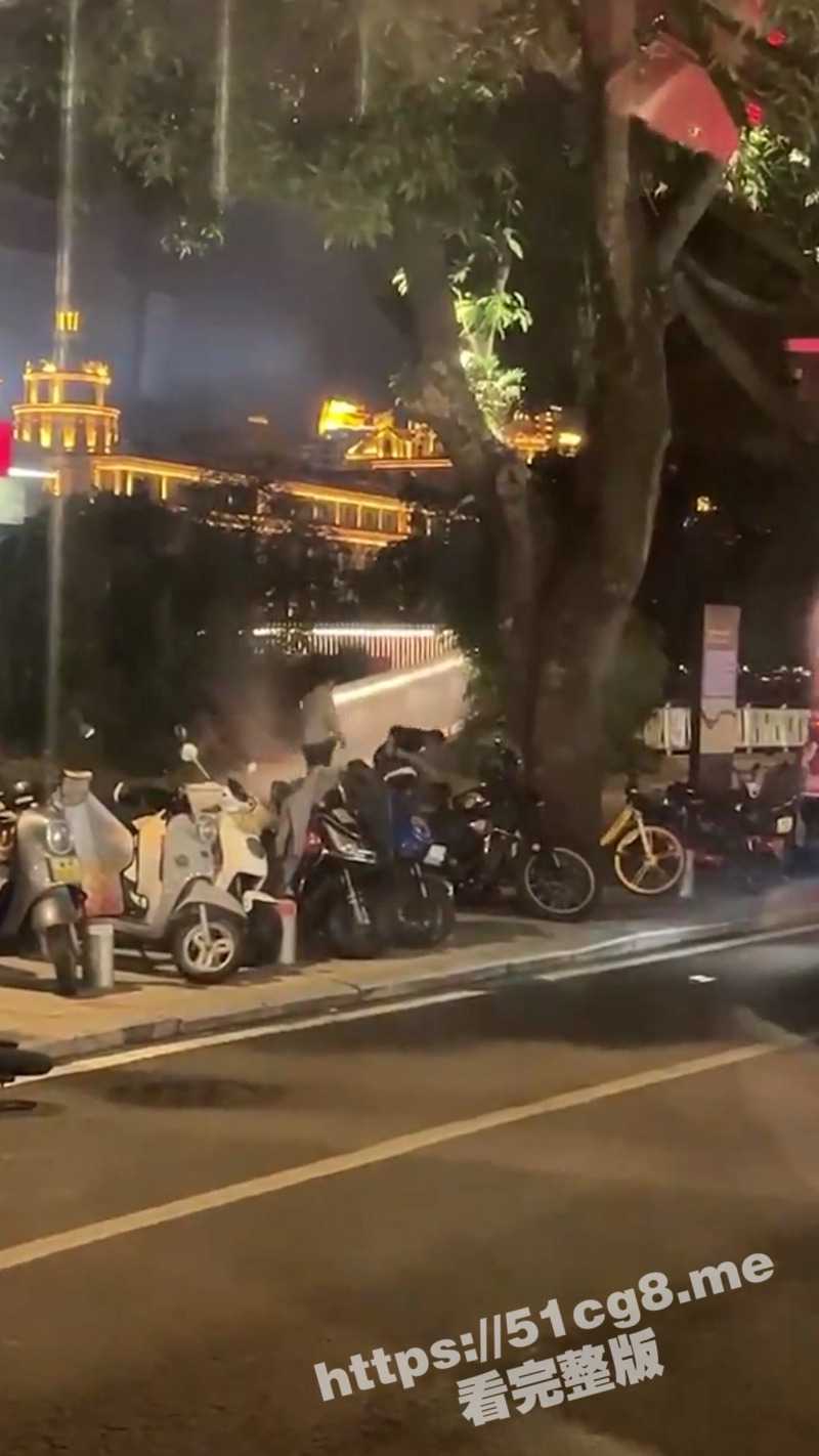 福州烟台山街头出现持刀砍人事件！据说两人为同一家店铺的员工 发生矛盾动起手 - 51吃瓜网-51吃瓜网