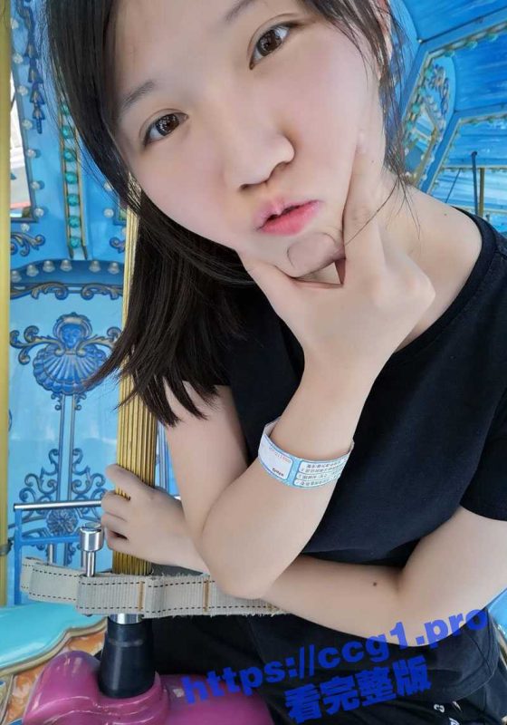 福建医科大学反差眼镜学生妹 张美琪 白天是校园学霸 晚上则变身喜欢吃精液的母狗！-51吃瓜网