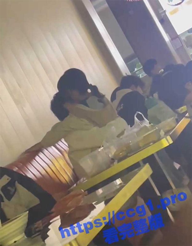 某高校爆出惊天大瓜 一对学生情侣竟然在食堂 上演不雅动作 看样子应该是在玩鸡巴-51吃瓜网