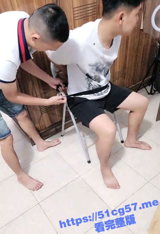 三名男子冲进房间 把丈夫绑在椅子上 在他的面前疯狂前后夹击干他的娇妻！-51吃瓜网