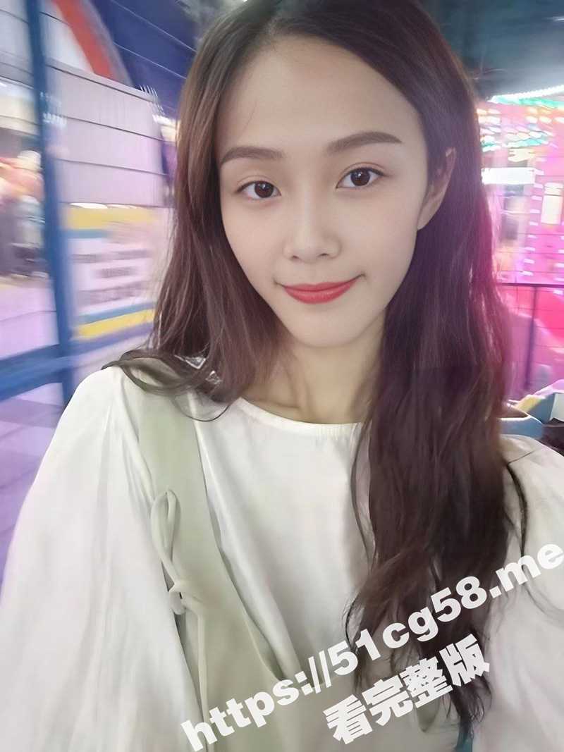 广东清远极品反差骚鸡方青蓉 三洞全开的骚婊子 睡觉喜欢手里握着鸡巴 方便她随时随地吃起来 - 51吃瓜网-51吃瓜网