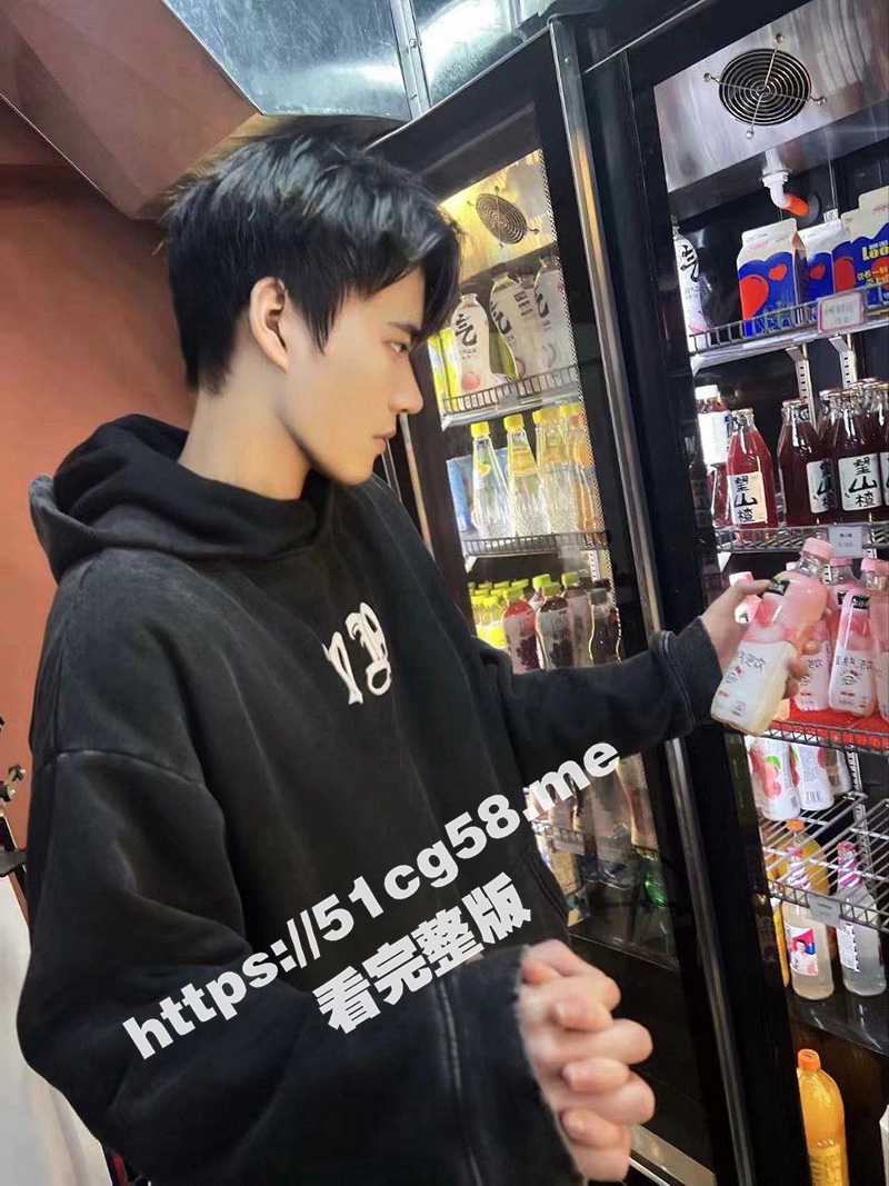 老公 他好帅 没忍住吃了他的大J8 不算出轨吧 你老婆看J8的眼神一向这么深情吗？极品绿帽奴献出自己妻子给单男爆操 - 51吃瓜网-51吃瓜网