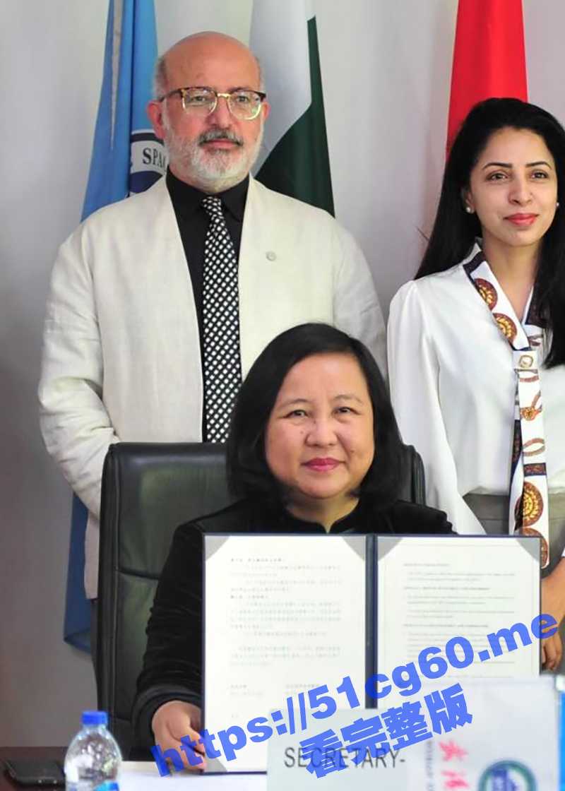 懂什么叫外交豁免权吗?北京某小区门口 一辆大众轿车停在路中间导致堵车 车上的女子疯狂叫嚣! - 51吃瓜网-51吃瓜网