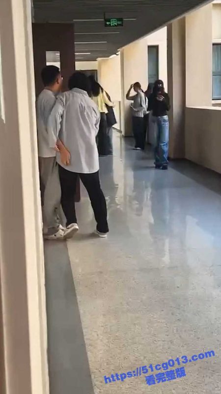 两位同学趁课间休息时间 大庭广众之下疯狂摸奶 这位男同学是真饿啊！完全不挑食！-51吃瓜网