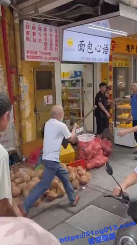 震惊 商家占道经营 城管和摊贩发生冲突 拿铁锹猛击城管头部 现场惊悚画面曝光！-51吃瓜网