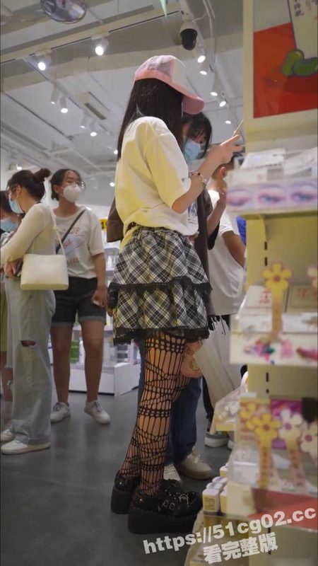 街拍抄底骚逼学生妹 穿着开裆情趣丝袜就出来了 这裙下风光很吸引人啊 真想拉进厕所爆操她-51吃瓜网