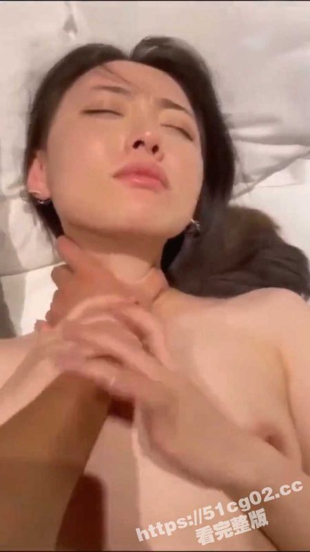 求你射我逼里！极品反差美女按着脖子被无套输出 最后被射了个大花脸 表情超骚！-51吃瓜网