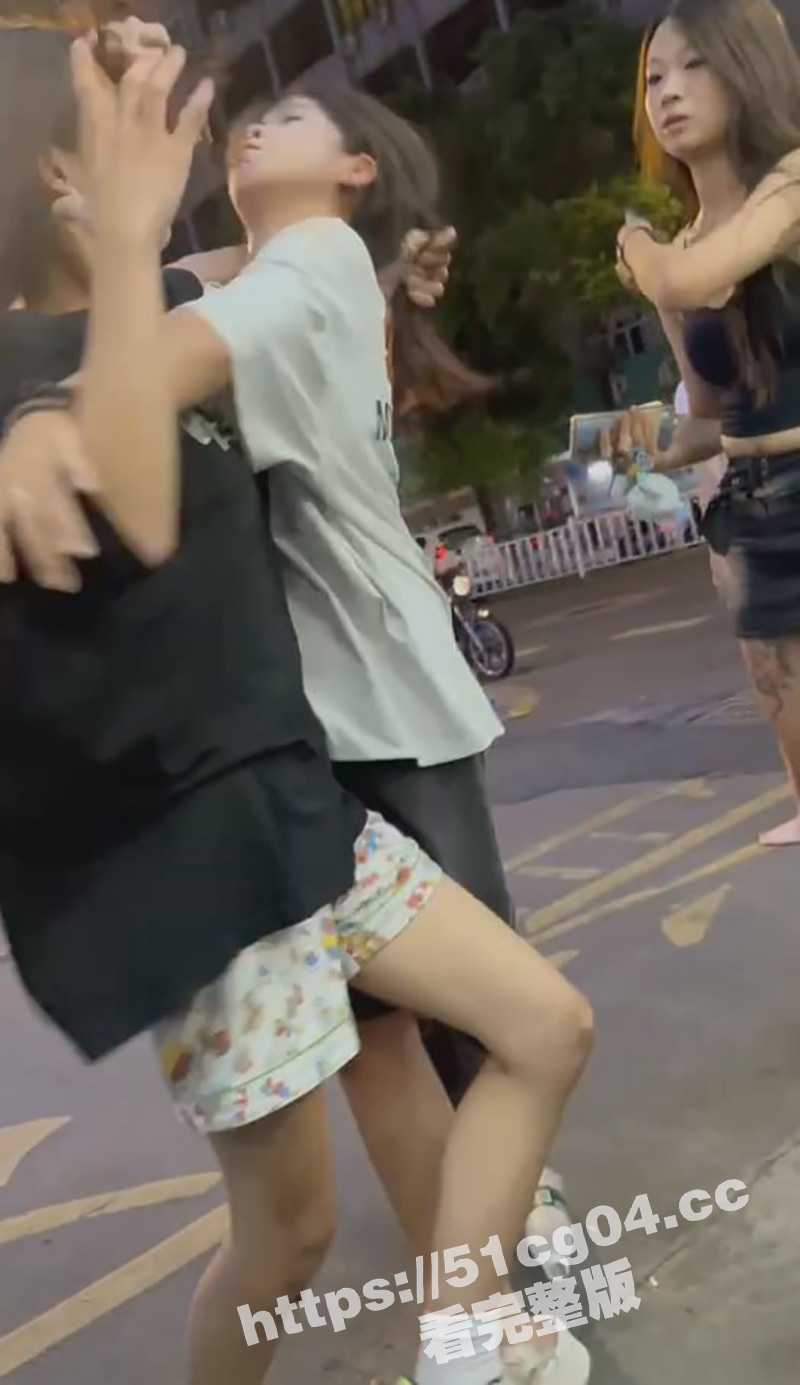 精神小妹又干起来了 抓头发扯奶罩 后来演变成小伙小妹的群殴混战 - 51吃瓜网-51吃瓜网