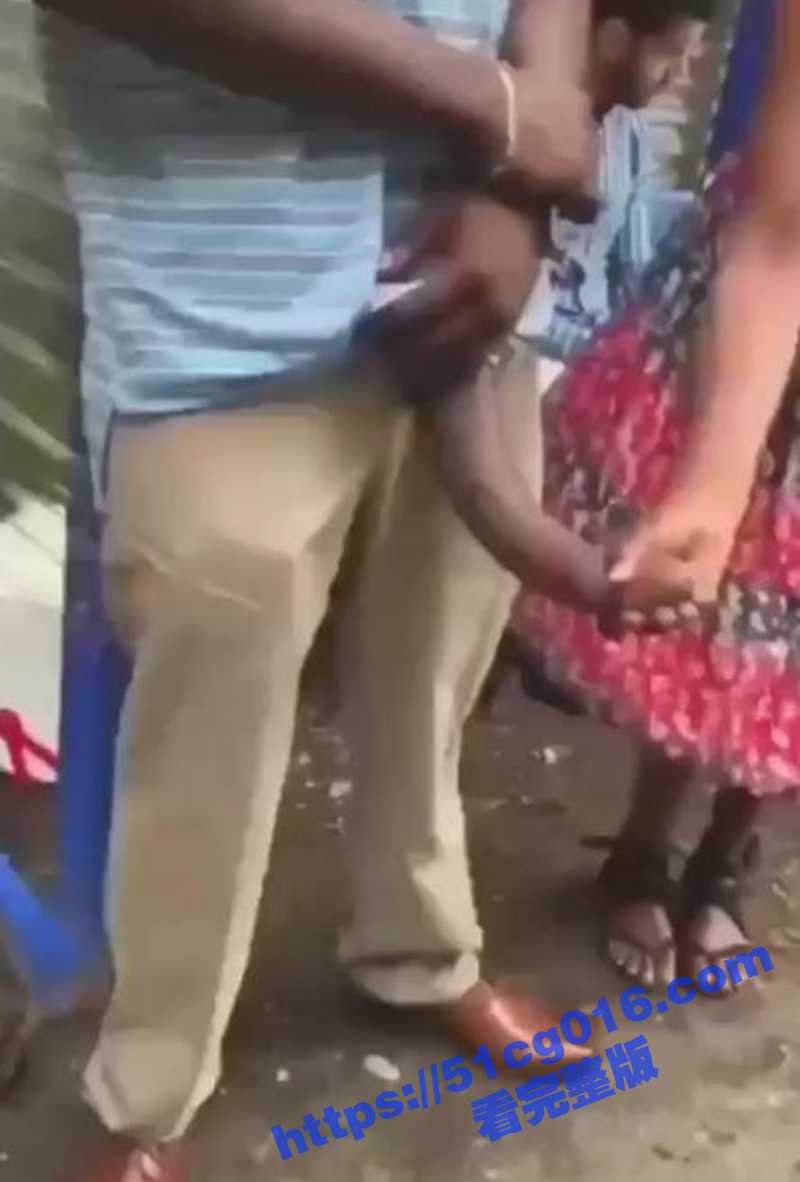 黑人确实天赋异禀 巨屌长得跟大象鼻子一样长 看得周围的女人们心花怒放 翘着屁股就往上凑 - 51吃瓜网-51吃瓜网