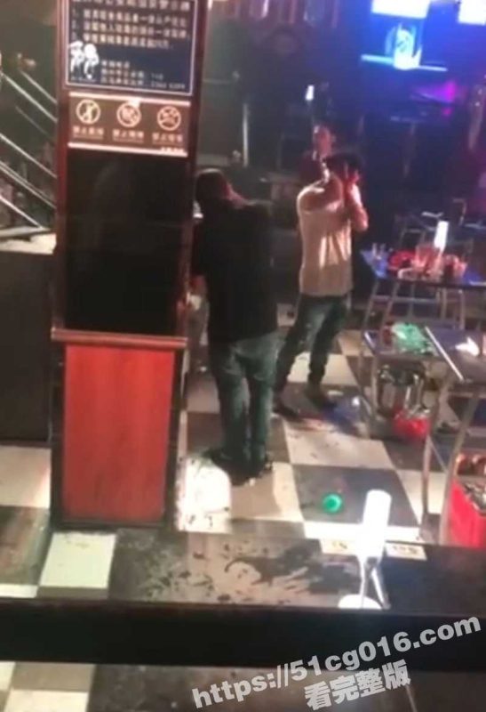 酒吧大乱斗 精神小伙酒吧发生口角 最终演变为道具大乱斗!-51吃瓜网