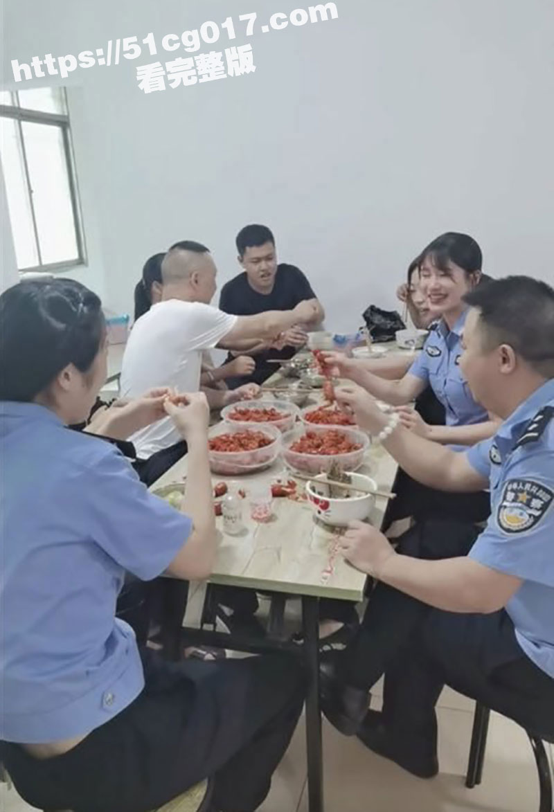 男警察天天意淫并偷拍警花女同事 偷警花的帽子打飞机射在上面！趁着同事聚餐 他也要走出去意淫美女撸一管！ - 51吃瓜网-51吃瓜网