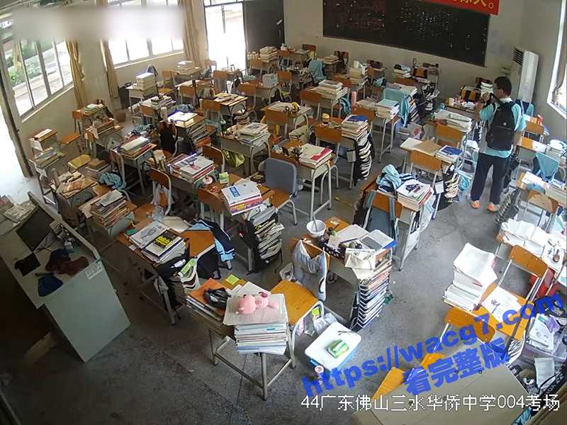 广东佛山侨中四班瓜！男生拿女生衣服打飞机喝女同学水完整版视频来了！事后男生被学校谈话后跳楼了！-51吃瓜网