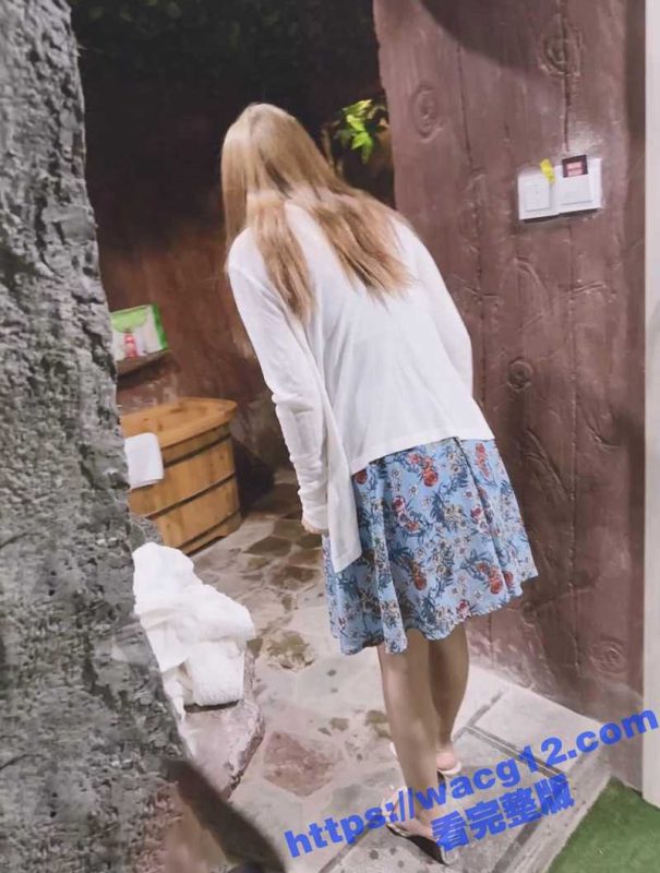 跟亲妹妹去专业情趣酒店开房 秋千上面做爱 教会妹妹解锁性爱新姿势 最后暴力抽插妹妹淫水直喷！-51吃瓜网