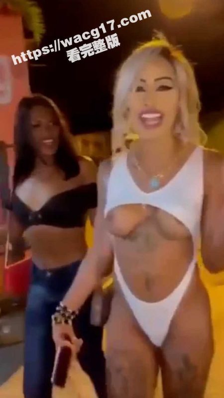 欧美两女子街头爆发激烈冲突  比基尼美人被当场扯碎衣物 半夜马路边裸体激战笑煞旁人-51吃瓜网