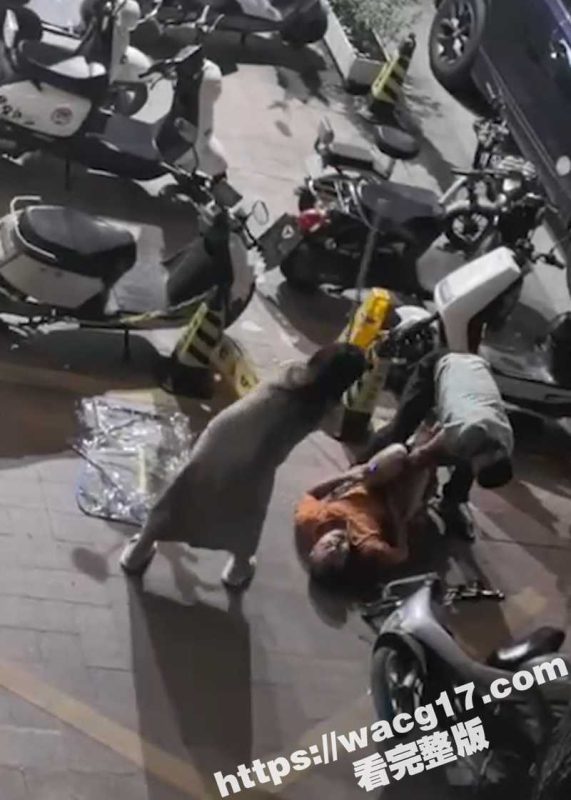 惊险刺激的原配暴打男小三现场！出轨女被捉奸在床 原配残忍断掉情夫命根！这是真炸裂啊！-51吃瓜网