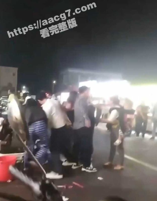 广东珠海惊现抓三名场面 儿子打老爸小三打原配 现场一度混乱不堪-51吃瓜网