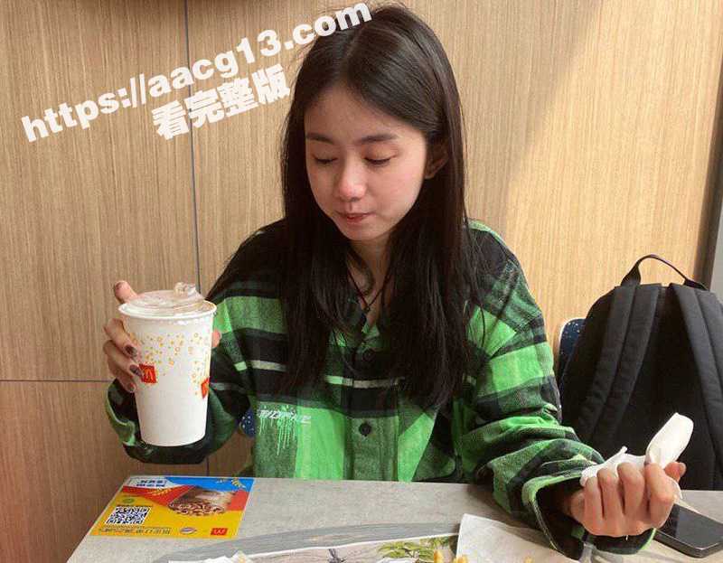 上海可爱清纯学生妹 被大叔一顿麦当劳 直接带去酒店调教 栓狗链穿各式丝袜被抗腿抽插-51吃瓜网