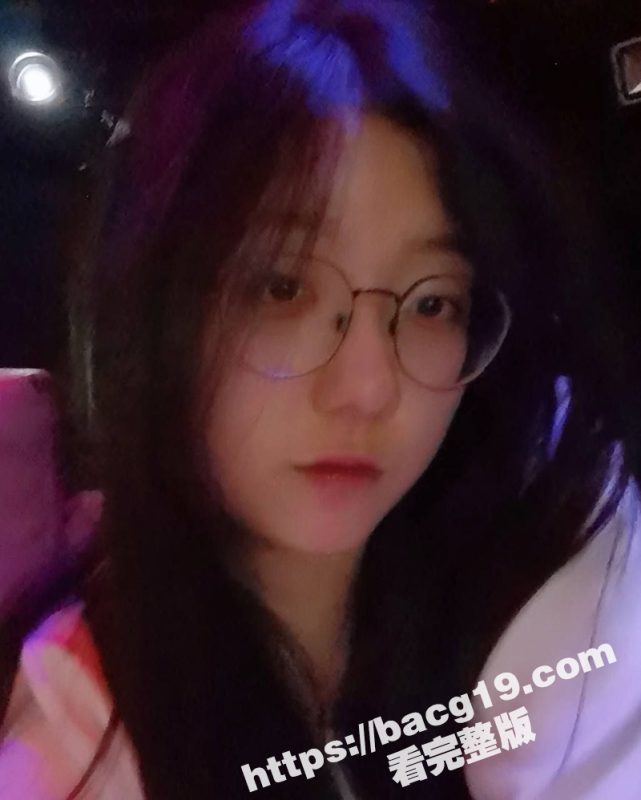 极品身材眼镜妹 被男友背刺出卖 趁女友睡着偷偷拍小视频 分享给兄弟炫耀-51吃瓜网