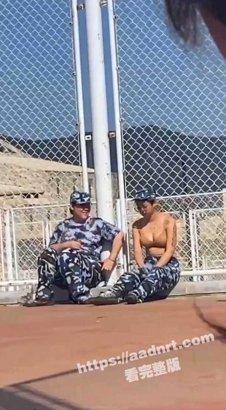 大学军训变了味！多所高校军训舞蹈引热议，有的穿“内衣”热舞，有的动作尺度大，秀身材是艺术还是低俗？-51吃瓜网