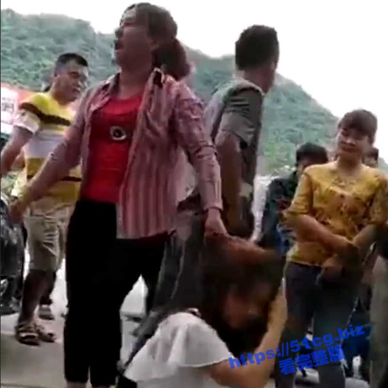 河南女人出轨被原配捉奸 当场薅头发拽倒在地 现场围满了吃瓜群众！-51吃瓜网