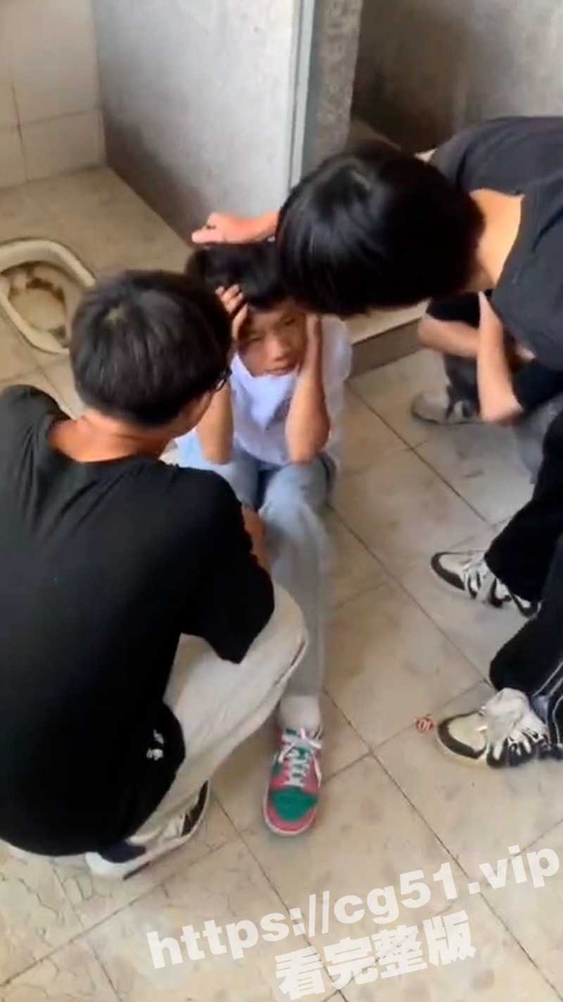 漳州市南靖县高新学校 中学生校园霸凌 厕所群殴 疯狂殴打落单小男孩！ - 51吃瓜网-51吃瓜网